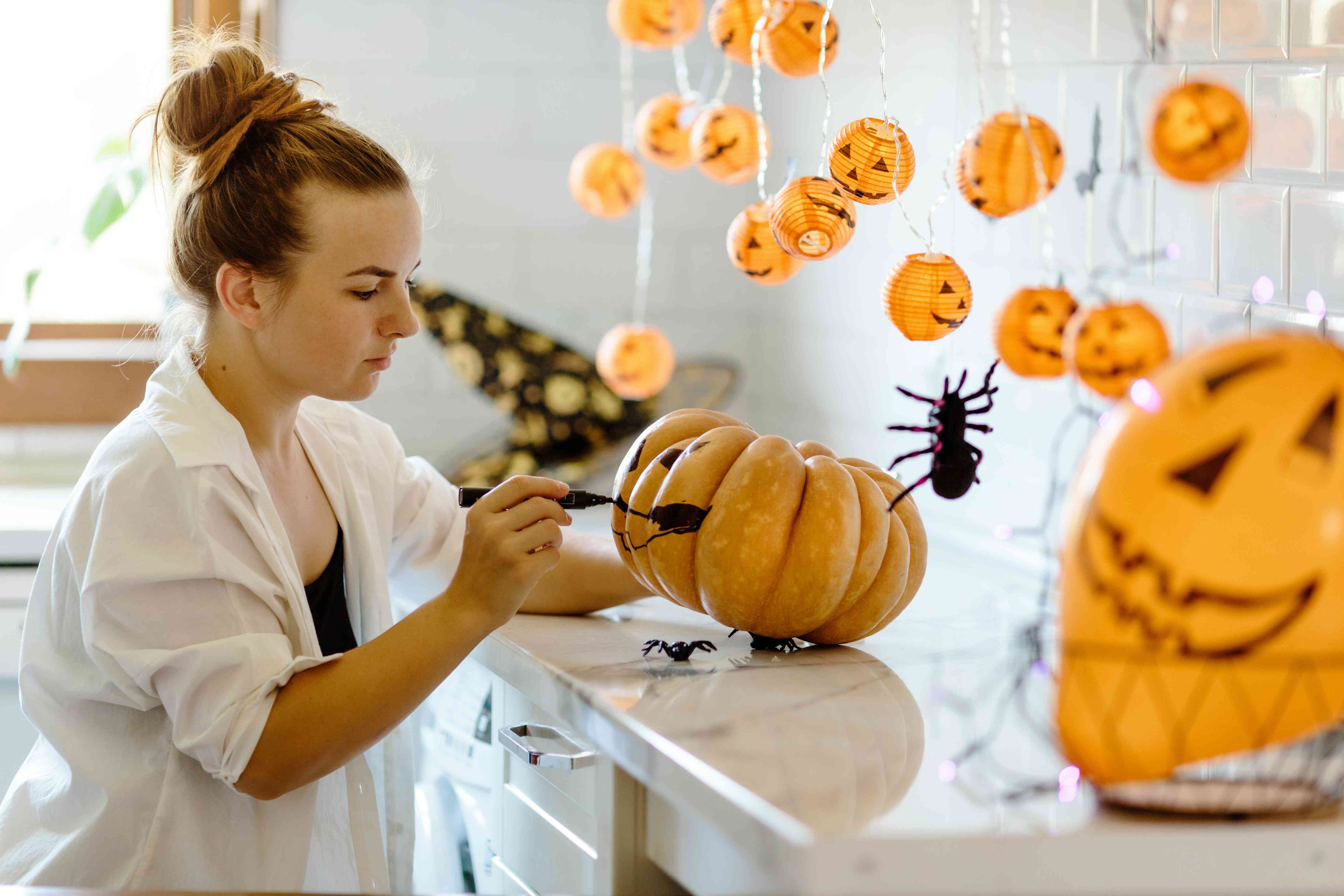 8 Easy And Creative DIY Halloween Decor Ideas