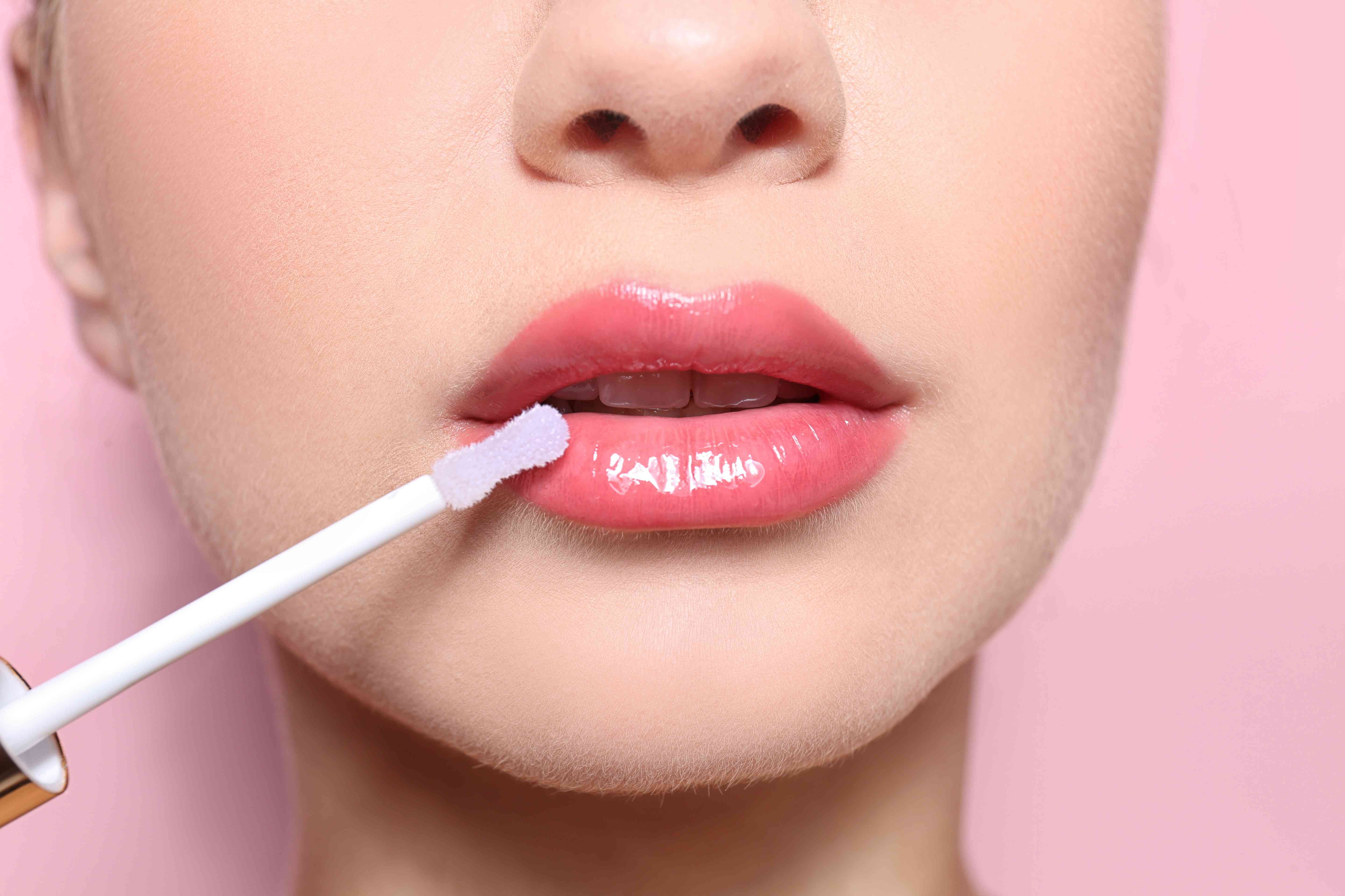 Plump Up Your Pout: The Pros and Cons of Using Lip Plumper Gloss